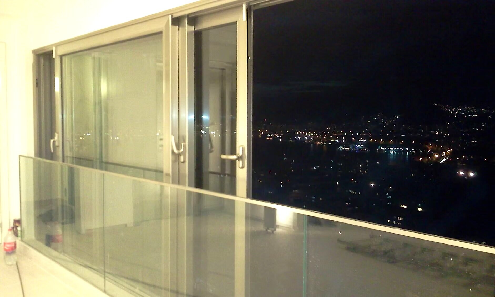 Esquadria acústica em cobertura noturna sobre área urbana iluminada do Rio de Janeiro