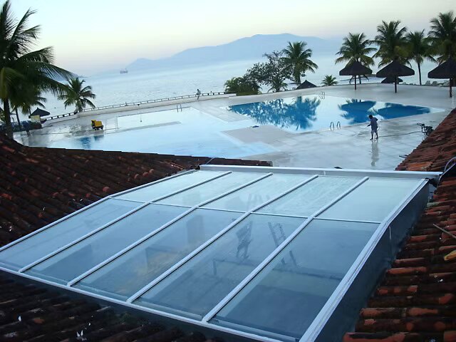 Cobertura de área de lazer com piscina e vista para o mar em resort