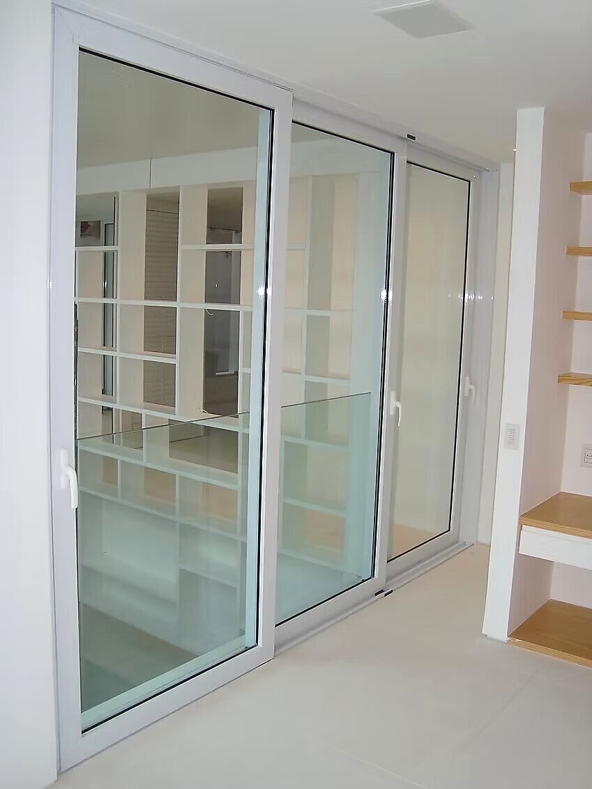 Portas acústicas de correr em vidro translúcido para ambiente residencial