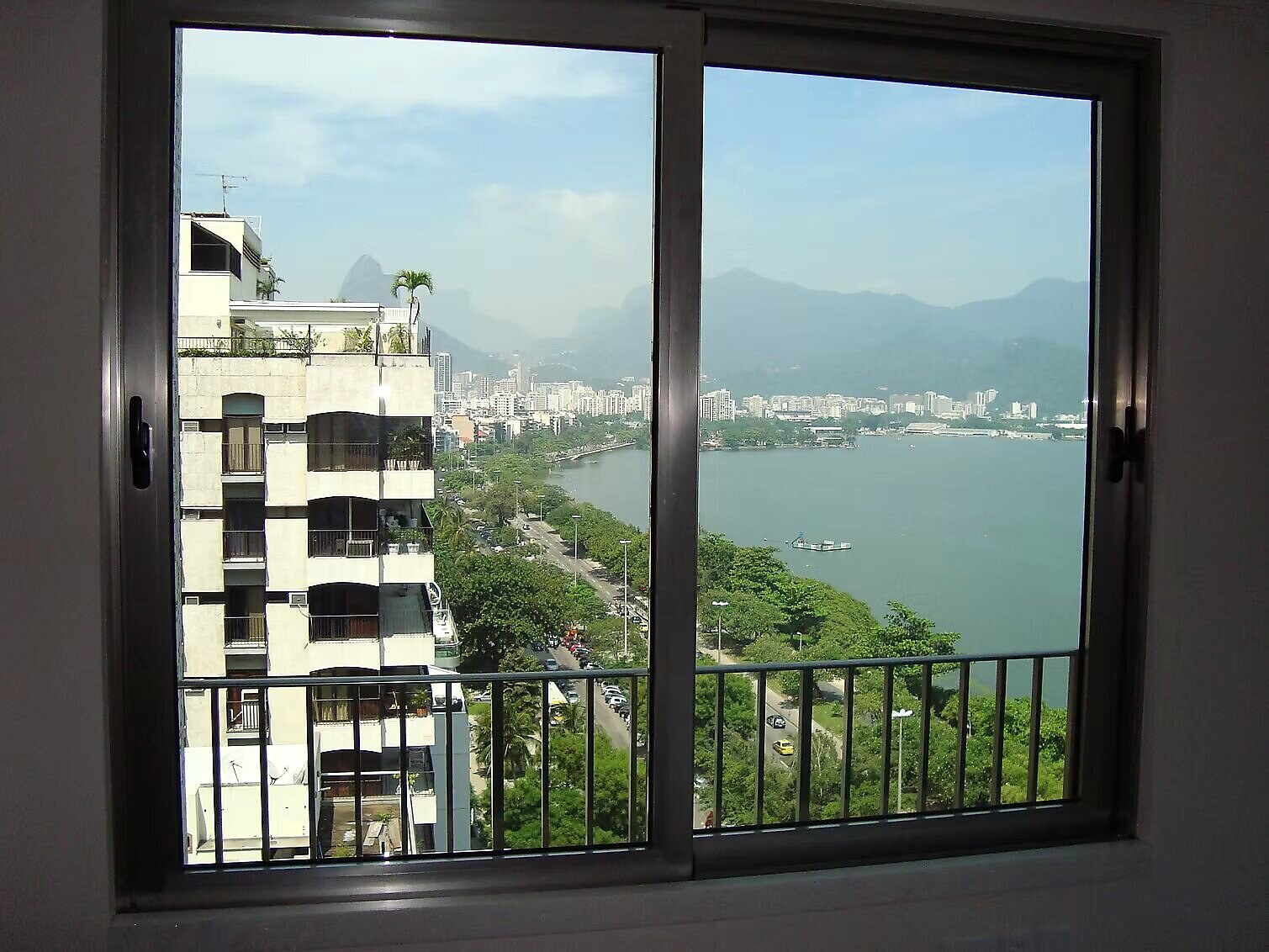 Janela acústica de correr em quarto voltado para a Lagoa Rodrigo de Freitas